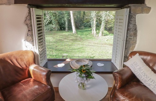 Nantgarw Cabaña | THE BRIDAL ROOM, romantic, luxury holiday cottage in Cardiff
