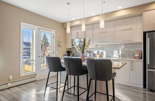 Southwest Calgary Apartamento | The Brightside - Spacious and Clean - Steps to DT!