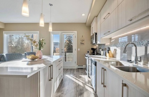 Southwest Calgary Apartamento | The Brightside - Spacious and Clean - Steps to DT!
