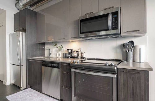East Village Apartamento | The Brixton - DT Views, by Bow River & Saddledome