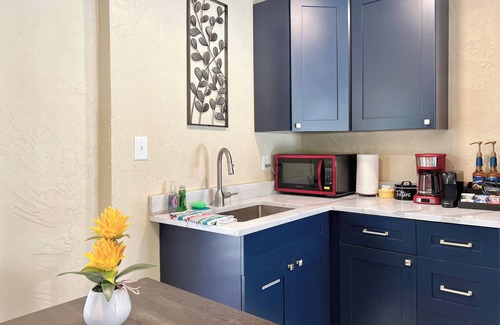 Central Sarasota Cabaña | The Bromeliads - Cozy Cottage close to everything w/ grill on patio