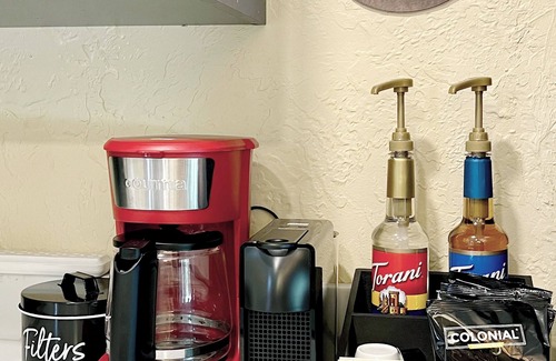 Central Sarasota Cabaña | The Bromeliads - Cozy Cottage close to everything w/ grill on patio