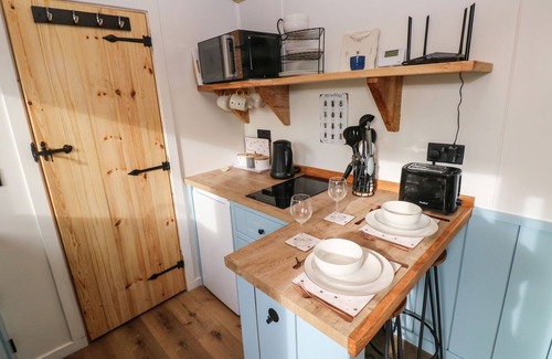Cosheston Cabaña | THE BUMBLEBEE, pet friendly, with open fire in Lamphey