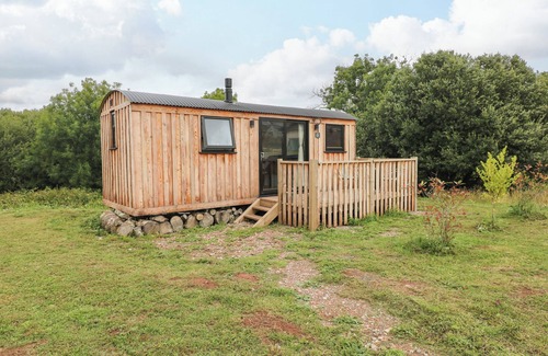 Cosheston Cabaña | THE BUMBLEBEE, pet friendly, with open fire in Lamphey