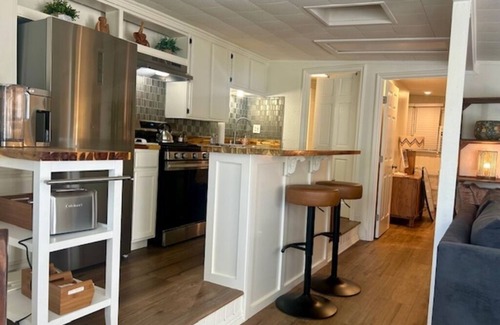 East Side Costa Mesa Casa | The Bungalow: charming 1-bedroom townhome near Newport Beach