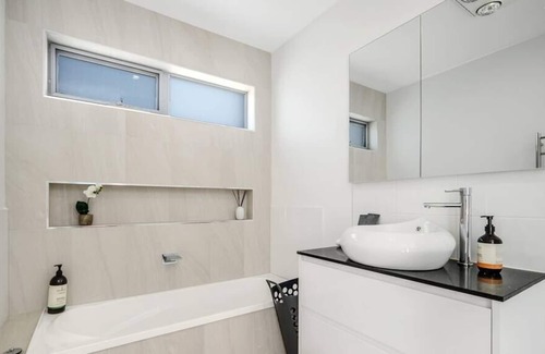 Blackmans Bay Casa | The Bungalow in the Bay Modern New 2 bed 15min/CBD