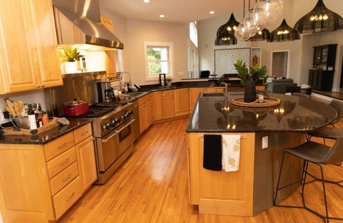 Michigan City Casa | ¡La casa de vacaciones perfecta para su próxima reunión familiar o retiro privado!