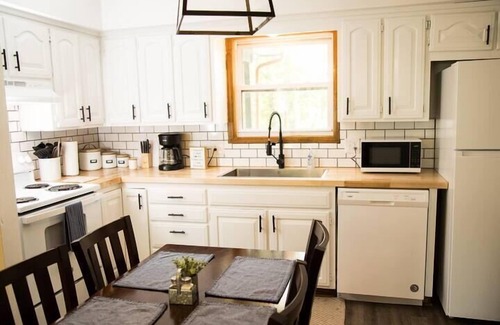 Eureka Springs Casa | The Bunker - Amazing Farmhouse on Golf Course