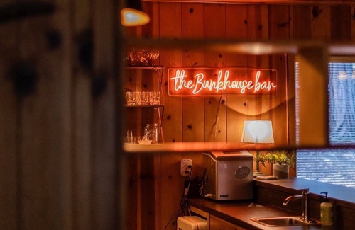 Camp Nelson Cabina | The Bunkhouse 1960's Camp Vibe + Timeless Wet Bar