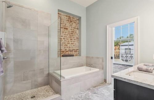 Faubourg Marigny Casa | The Burgundy House #1 Steps to the French Quarter