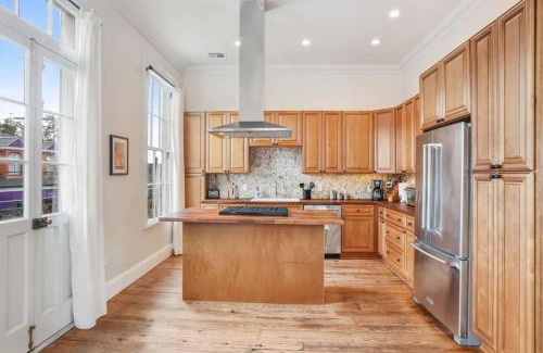 Faubourg Marigny Casa | The Burgundy House #1 Steps to the French Quarter