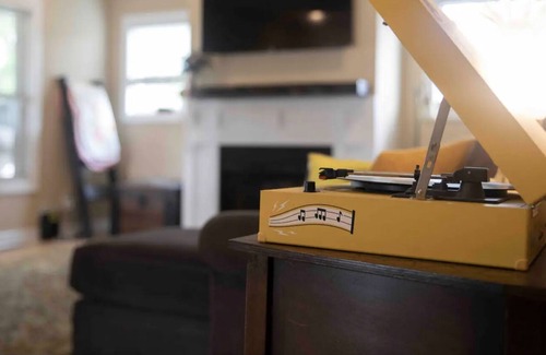 Burns Casa | The Burns Bungalow - Small Town Charm Near Nashville and State Park