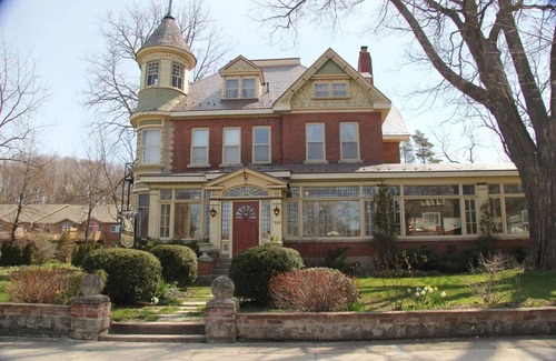 Owen Sound Casa | The Butchart Estate: heritage mansion by Georgian Bay