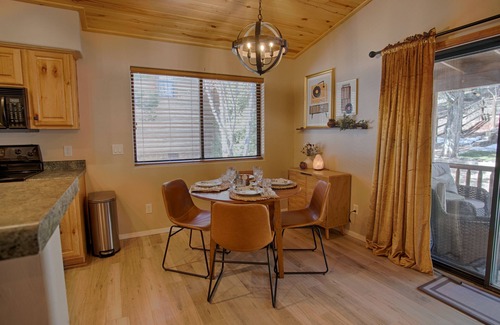 Show Low Cabina | The Cabbage in Bison Ridge is minutes away from dining, hiking, and snow skiing.