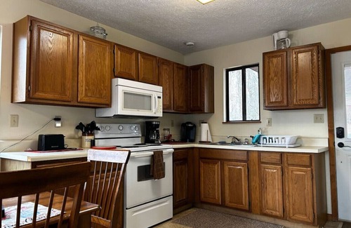 Alpine Lake Apartamento | The Cabin-walk to the beach!