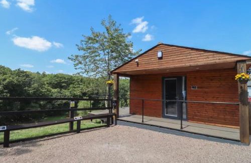 Hartshill Casa | The Cabin - Private Car Park with CCTV - Fast WiFi - Peaceful Retreat with Views for Business or Couples