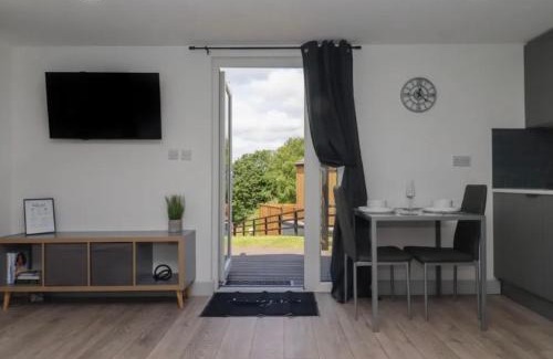 Hartshill Casa | The Cabin - Private Car Park with CCTV - Fast WiFi - Peaceful Retreat with Views for Business or Couples