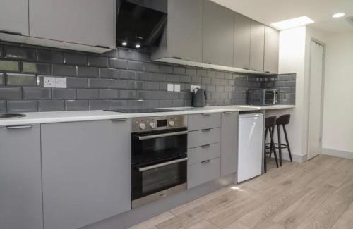 Hartshill Casa | The Cabin - Private Car Park with CCTV - Fast WiFi - Peaceful Retreat with Views for Business or Couples