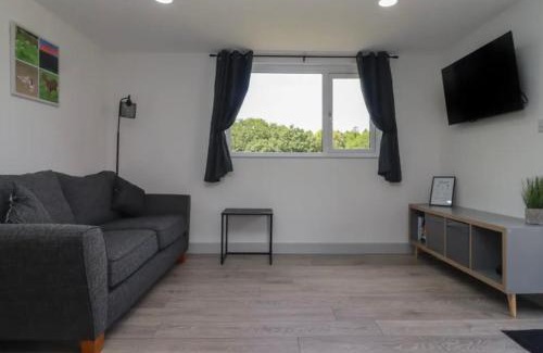Hartshill Casa | The Cabin - Private Car Park with CCTV - Fast WiFi - Peaceful Retreat with Views for Business or Couples