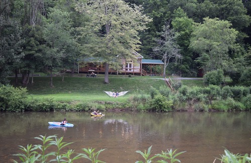Lansing Cabina | The Cabin- Riverside Cabin Perfecto para su escapada familiar