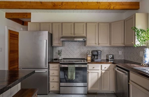Colington Cabina | The Cabin - Unique OBX Stay, Huge Yard!