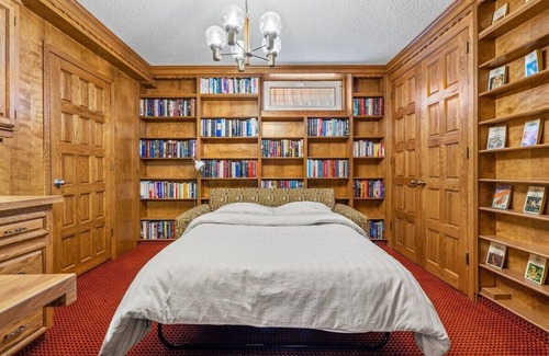 Mount Royal Otro | The Calgary Castle - Unique Stay