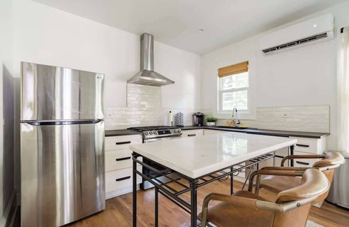 Uptown Apartamento | The Calin Suite - Posh Local Boutiques & Eateries