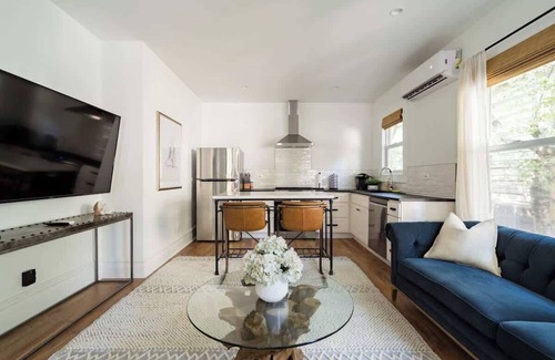 Uptown Apartamento | The Calin Suite - Posh Local Boutiques & Eateries