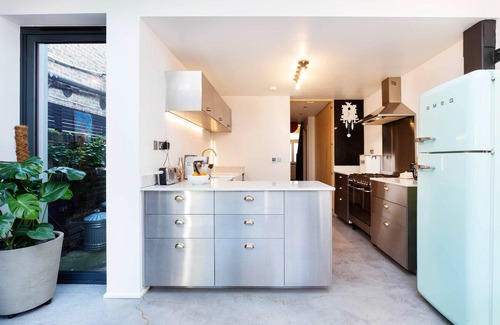 Bow West Casa | Artistic & Impresionante 3BR Home en Bow, perfecto para familias, por Veeve