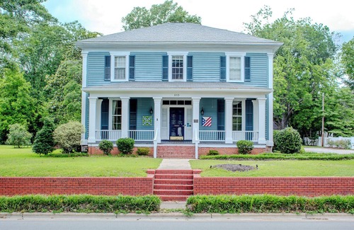Clinton Apartamento | The Camelia Room - Private Room w/ Ensuite Bath in Historic Downtown Home
