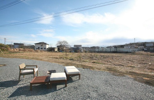 Higashimatsuyama Cabaña | The Camping Yard Higashi Matsuyama" - BBQ, campfires, and tents available for overnight stays.