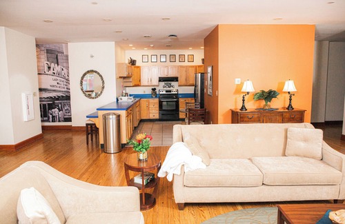 Lewisburg Apartamento | The Campus Studio: A stunning & unique loft above the historic Campus Theatre!