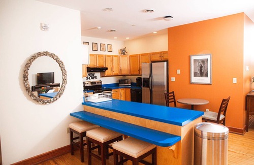 Lewisburg Apartamento | The Campus Studio: A stunning & unique loft above the historic Campus Theatre!