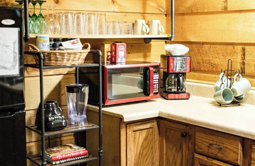 Waynesville Cabina | The Cardinal Suite at Hawthorn Haven- Lower Level
