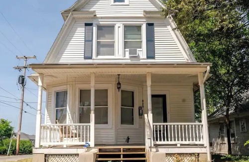 York Casa | The Carew House Sleeps 10 Fenced 4BR Full Kitchen Steps2 YCP