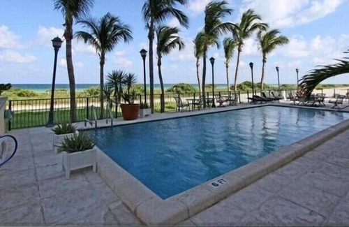 Surfside Condominio | ¡La unidad de estudio Carlisle on the Ocean es tu lugar! RECIENTEMENTE REMODELADO!