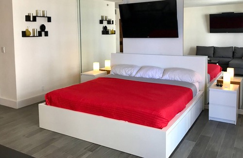 Surfside Condominio | ¡La unidad de estudio Carlisle on the Ocean es tu lugar! RECIENTEMENTE REMODELADO!