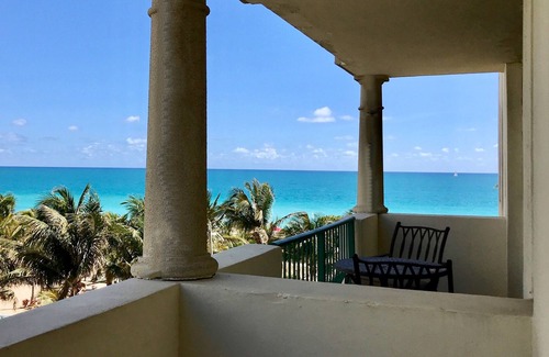 Surfside Condominio | ¡La unidad de estudio Carlisle on the Ocean es tu lugar! RECIENTEMENTE REMODELADO!