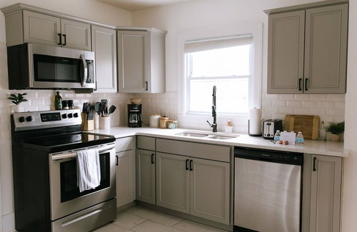 Lexington Casa | "The Carlisle" WARM MODERN STAY w/ Yard -Greyline