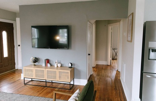 Lexington Casa | "The Carlisle" WARM MODERN STAY w/ Yard -Greyline