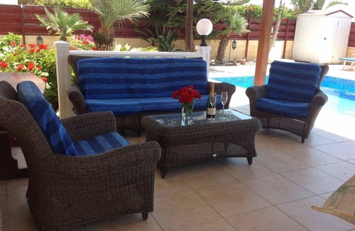 Ayia Napa Villa | La villa Carolyn está situada en una zona de cul-de-suc. Es muy tranquilo, relajante y tiene una maravillosa vista al mar, el mar está a solo 100 metros de la casa. El centro de Ayia Napa, con todo su estilo de vida nocturna, está a solo 5 minutos en c...