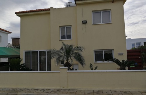 Ayia Napa Villa | La villa Carolyn está situada en una zona de cul-de-suc. Es muy tranquilo, relajante y tiene una maravillosa vista al mar, el mar está a solo 100 metros de la casa. El centro de Ayia Napa, con todo su estilo de vida nocturna, está a solo 5 minutos en c...
