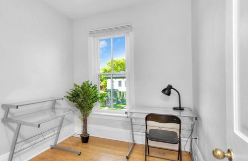 Kitchener Casa | The Carrie - Downtown Hideaway