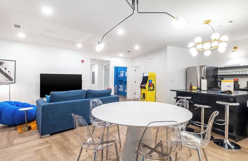 Five Points Casa | The Carter Buyout - 2 Units by AvantStay | Group Stays, Sleeps 24