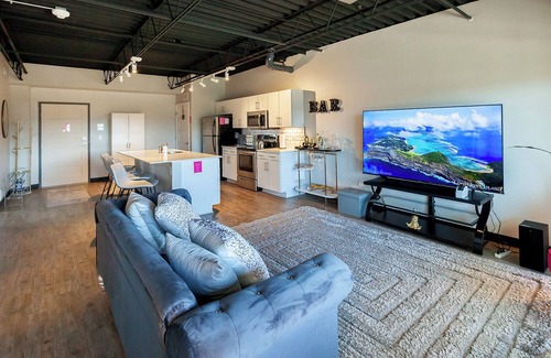 Historic East Village Apartamento | The Cartier Lux DT Apt w/Skyline View