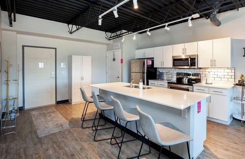 Historic East Village Apartamento | The Cartier Lux DT Apt w/Skyline View