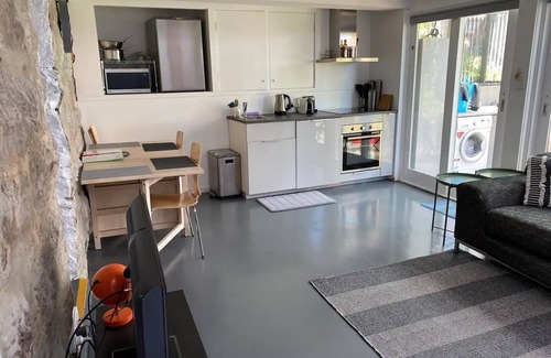 Hobart Central Business District Apartamento | "The Cave" West Hobart: eco friendly apartment 🌈 🌱 🏳️‍⚧️