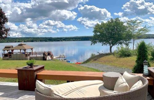 Salmon River Road Casa | The Cedar at Mira Riverfront Getaway