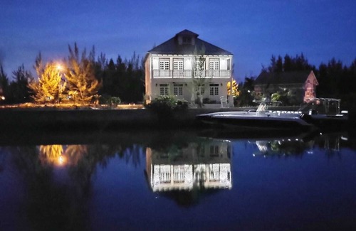 South Seas Estates Condominio | The Cedar Canalfront Penthouse