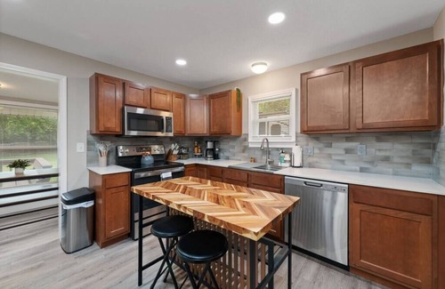 Liberty Casa | The Cedar Retreat 2BR 1BTH Free Parking Fast Wi-Fi